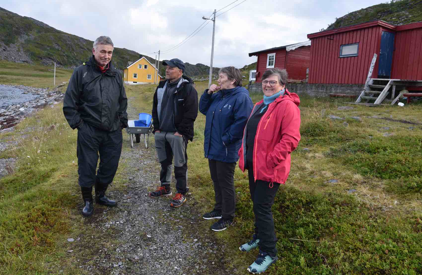 Sommergjester: Ole Kristian f.v., Ken Arne, Annbjørg og Sissel slår av en prat i Hamna i Ryggefjord.
