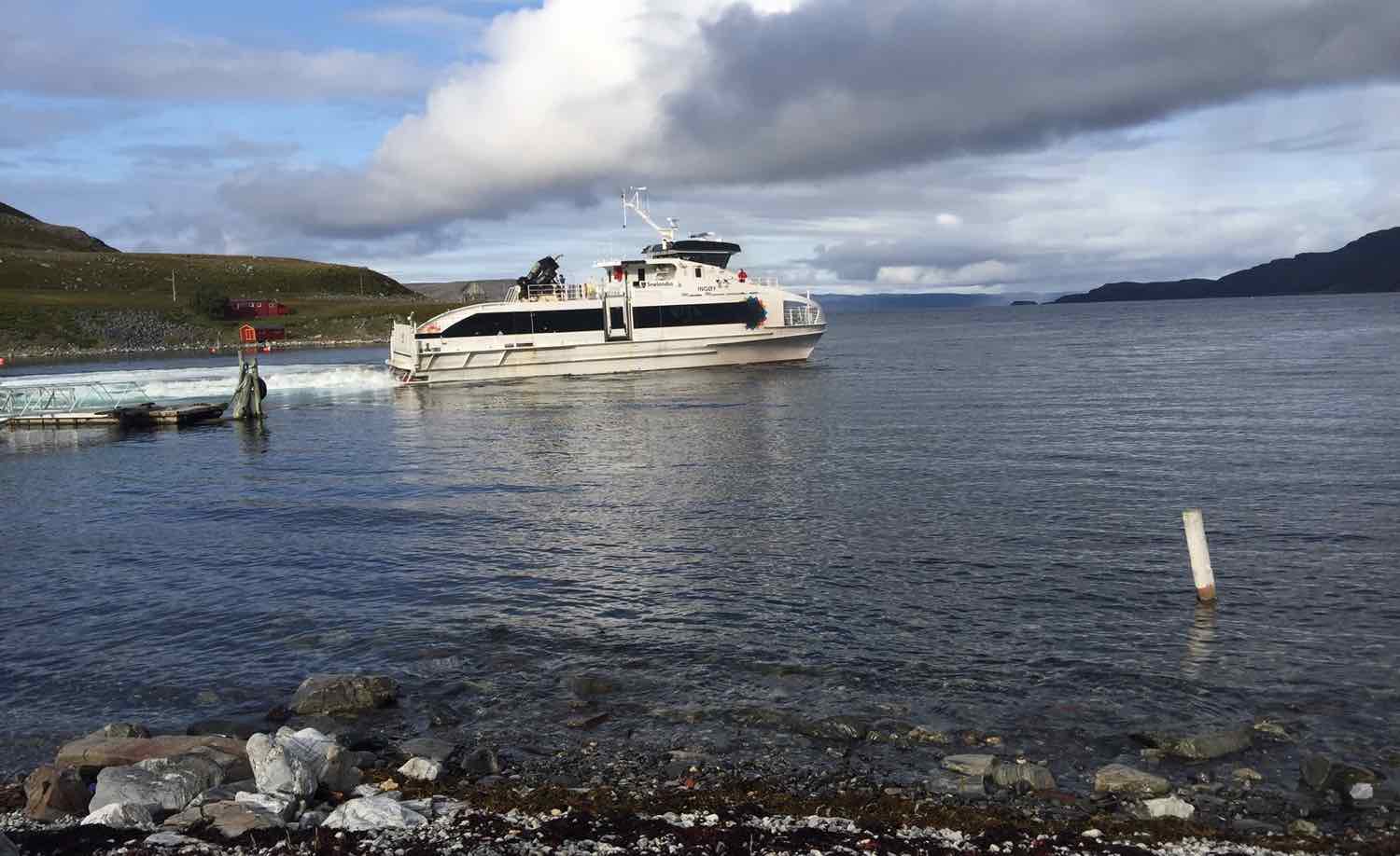 Rask båt: Lokalbåten på vei ut Ryggefjord etter et raskt anløp.