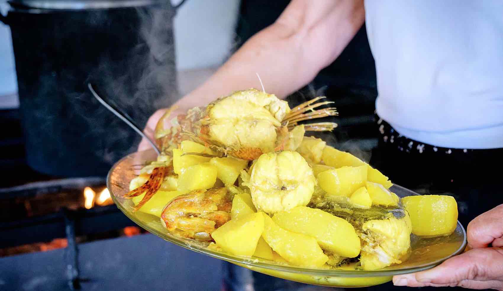 Og slik serveres denne spanske retten - Bullit de peix hos Bigotes, Cala Mastella, Sant Carles, Ibiza.