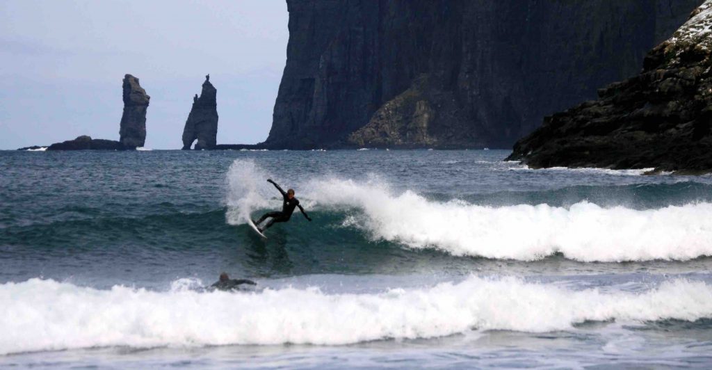 ACTION: Mange prøver seg på surfing på Færøyene.