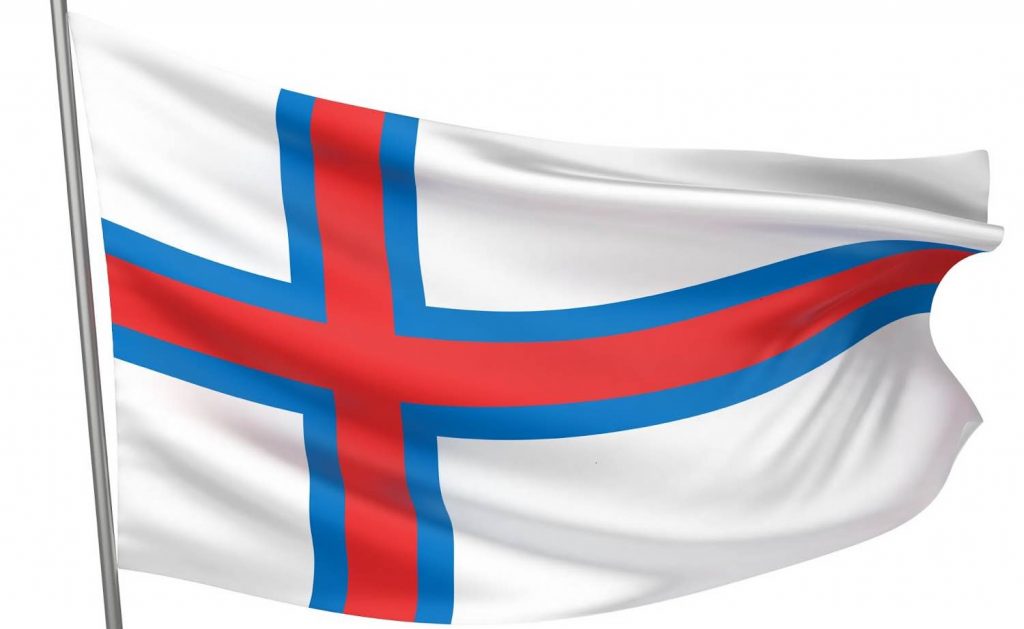 FLAGG FÆRØYENE: Slik ser det ut, flagget som vaier i vinden på Færøyene.