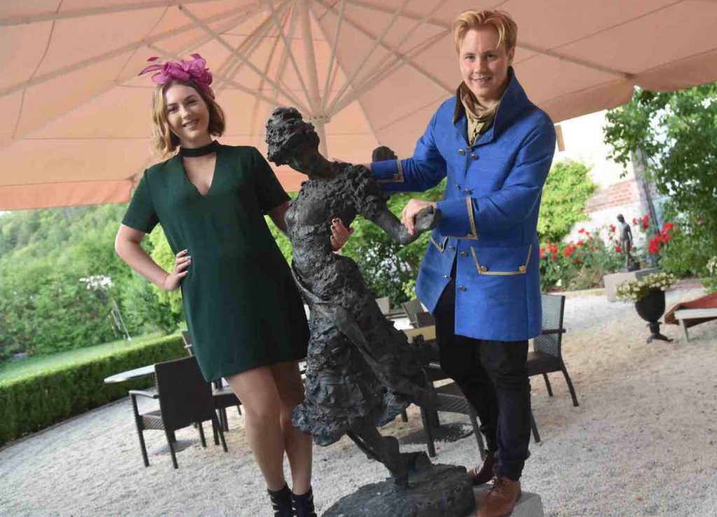 Susanne Pedersen og Haakon Hattevig - med en av skulpturene på Refsnes Gods