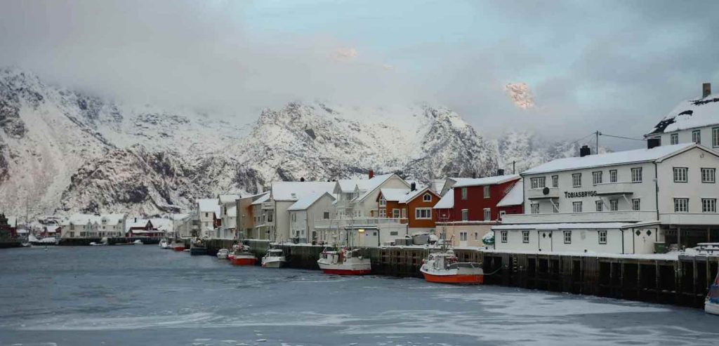 VINTER: Havna i Henningsvær, Lofoten, en grå vinterdag.