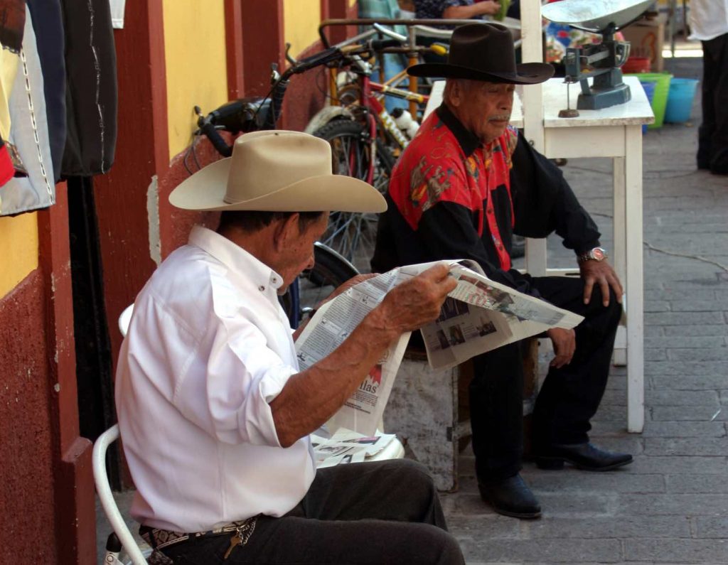 Tar livet med ro og leser dagens avis - i velstående Tequila i Mexico