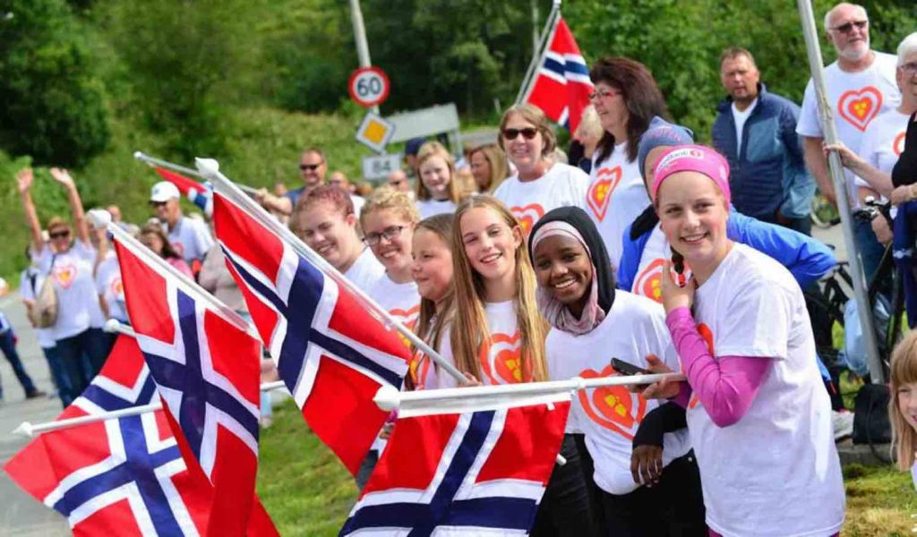 HUMOR OG FLAGG: Nordmenn elsker humor og vifte med flagget - her fra et sykkel-race i Nord Norge.
