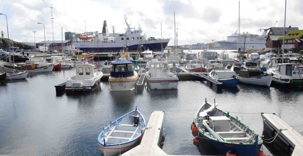 Havna i Torshavn handler mye om store og små båter.