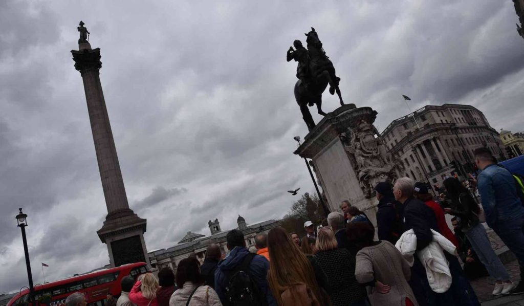 Nelsonsøylen rager 56 meter til værs, kong Charles noe lavere på Trafalgar Square i London.