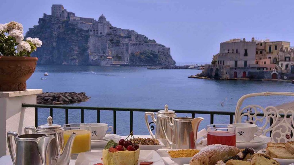 FROKOST: Vakrere kan vel en frokost neppe bli: Et slott, en utsikt til frokost.