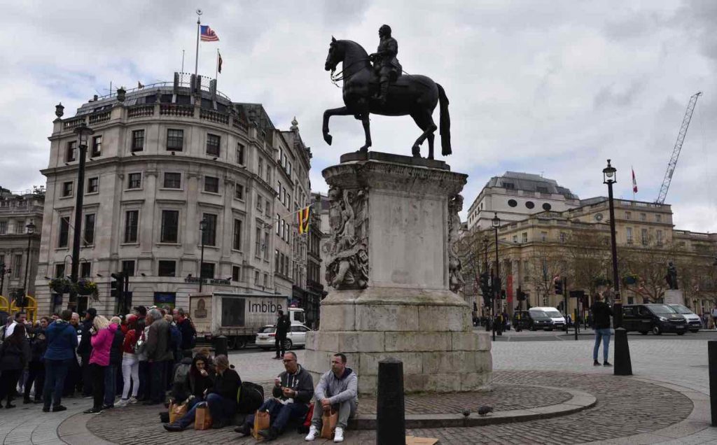 OVERSETT: Kong Charles 1 er daglig oversett av turister, som er mest opptatt av mobiltelefon.