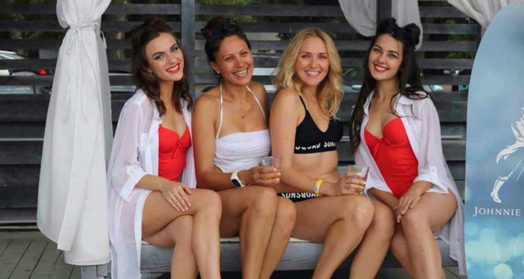 VAKRE KVINNER: Dette er fire normale kvinner vi traff på en utendørs pool i Kiev, og har ingen ting med dating å gjøre