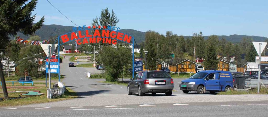 Innkjørsel til idylliske Ballangen Camping i Nordland.