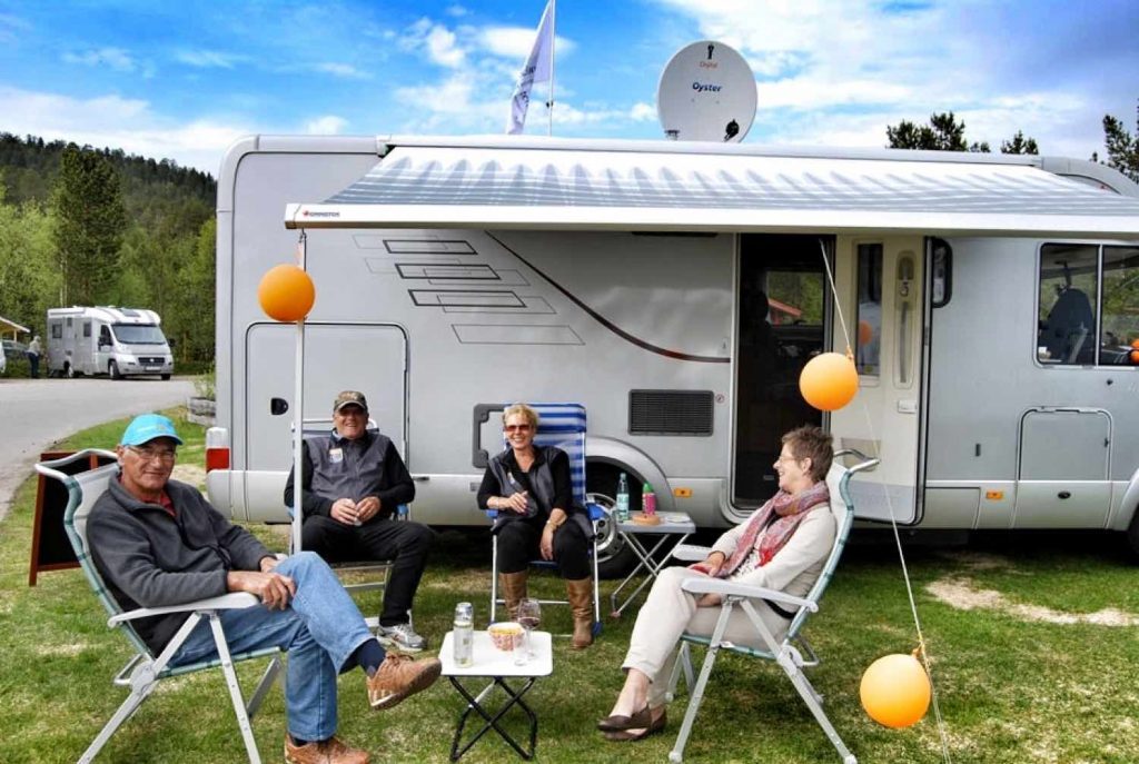 Sosialt: Campinglivet er sosialt, også på lange sommerkvelder i Karasjok.