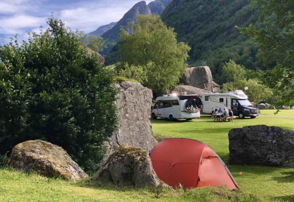 Camping på Vestlandet - idyllisk på Melkevoll Bretun.
