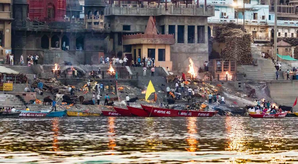 BEST BUSINESS: Hver dag brennes minst 100 døde på bål ved elven Ganges.