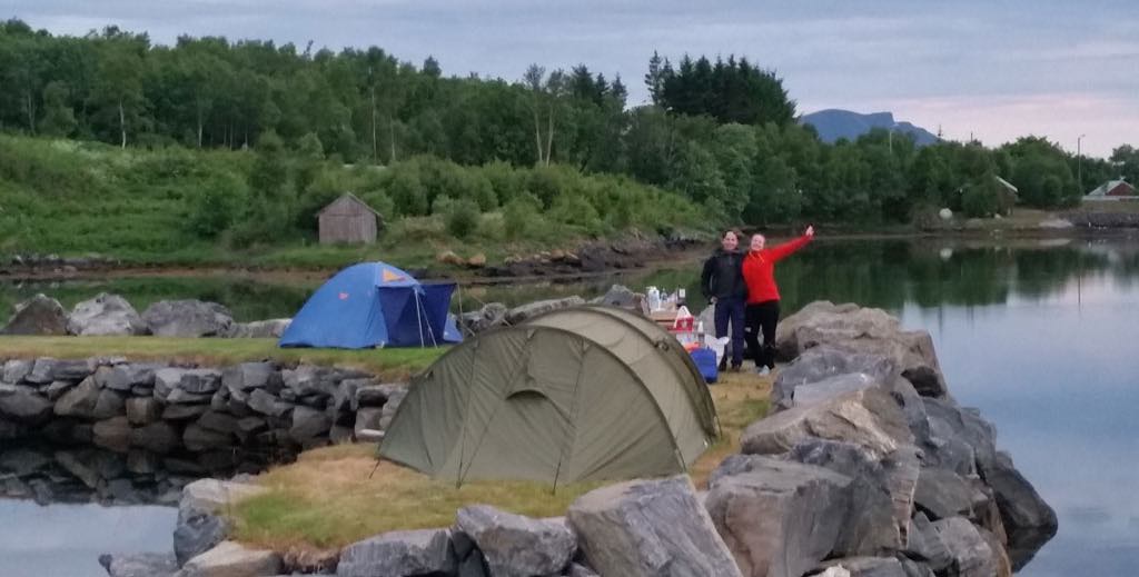 Teltplass nær sjøen - på moloen til Atlanterhavsveien Sjøstuer.