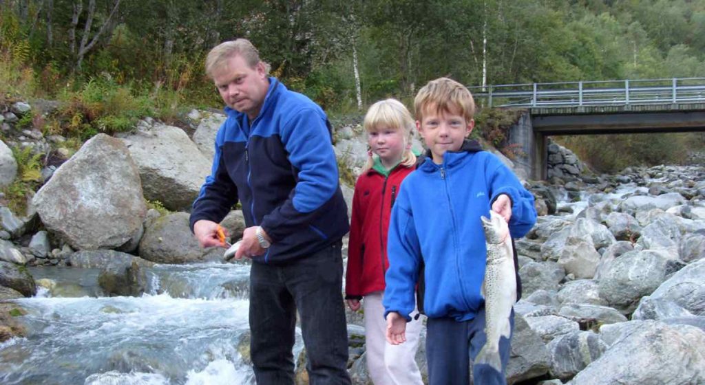Rett i fiskegryta: Fiskelykke i elva ved Gryta Camping.