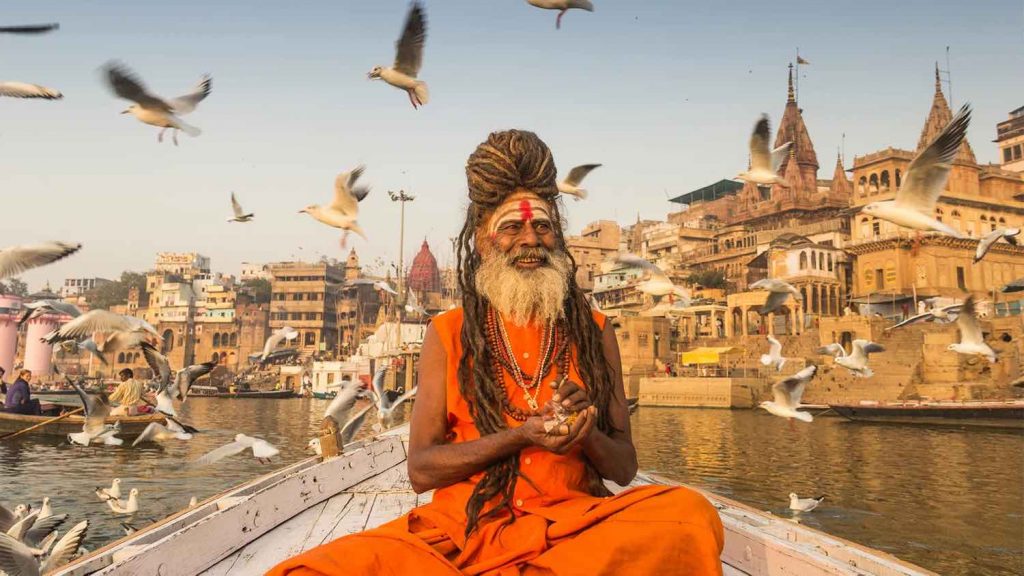 HELLIG BY: Elven over alle elver flyter forbi den hellige by Varanasi.