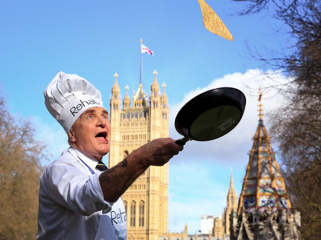 Tradisjon: Politiker Steve Pound deltok i Parliamentary Pancake Race utenfor parlamentet i London.