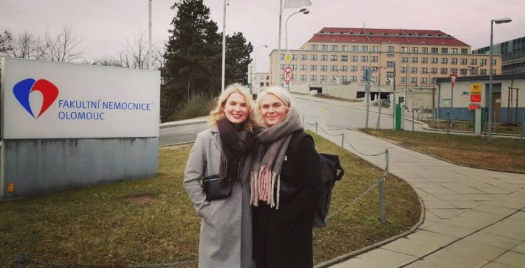 Medisin-studenter i Olomouc tvillingene Marlene og Veronica Pedersen.