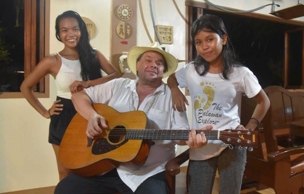 Trønder Geir "Smiley" Tosaunet på plass i Palawan - med assistent Rizza Barton og Bella.