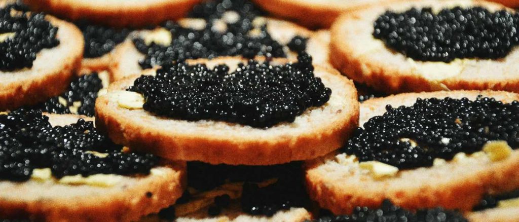 Svart kaviar på toast er en måte å nyte herligheten.