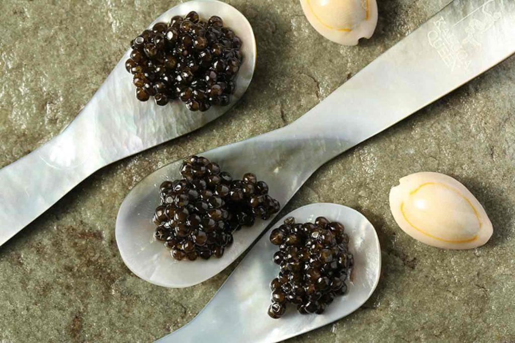 Skjeer laget av natur-produkt fra Vietnam benyttes for å spise kaviar.