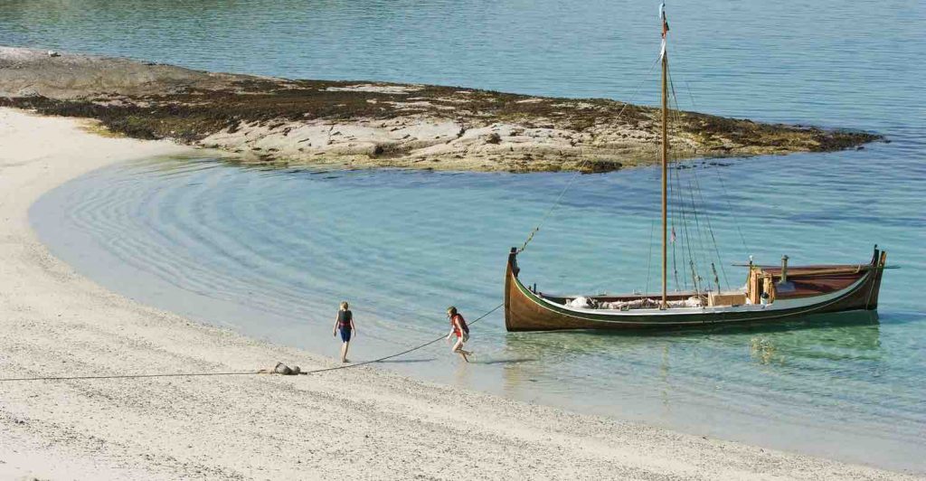 STRANDHUGG: På tur med en såkalt Nordlandsbåt på ei hvit strand