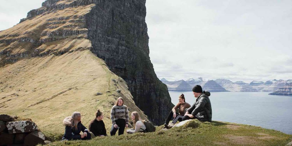 FAKTUM: Atten øyer, fjell, hav og grønt gress med mennesker. Færøyene finnes faktisk.