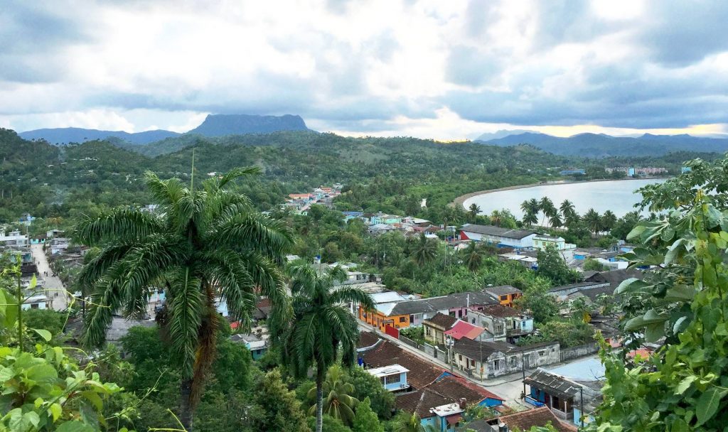 En grønn kolonialby - Baracoa.