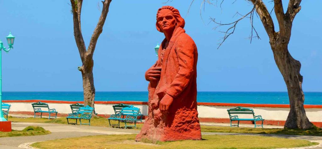 Colombus i tre: Statue på området Malecon i Baracoa.