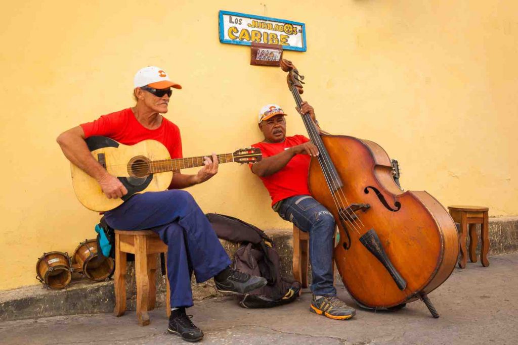 Musikk som dagen er lang i ben Santiago på Cuba.