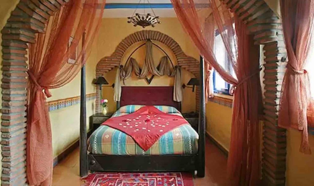 Det er stil over soverom på hotell i Tanger.