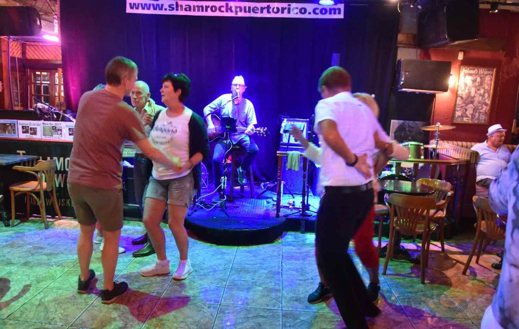 På den irske baren Shamrock danses det til live musikk.