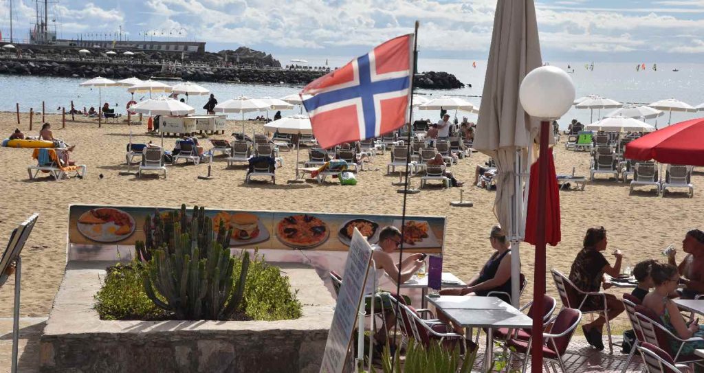 Norske flagg vaier i trope-vinden på stranda i Puerto Rico.