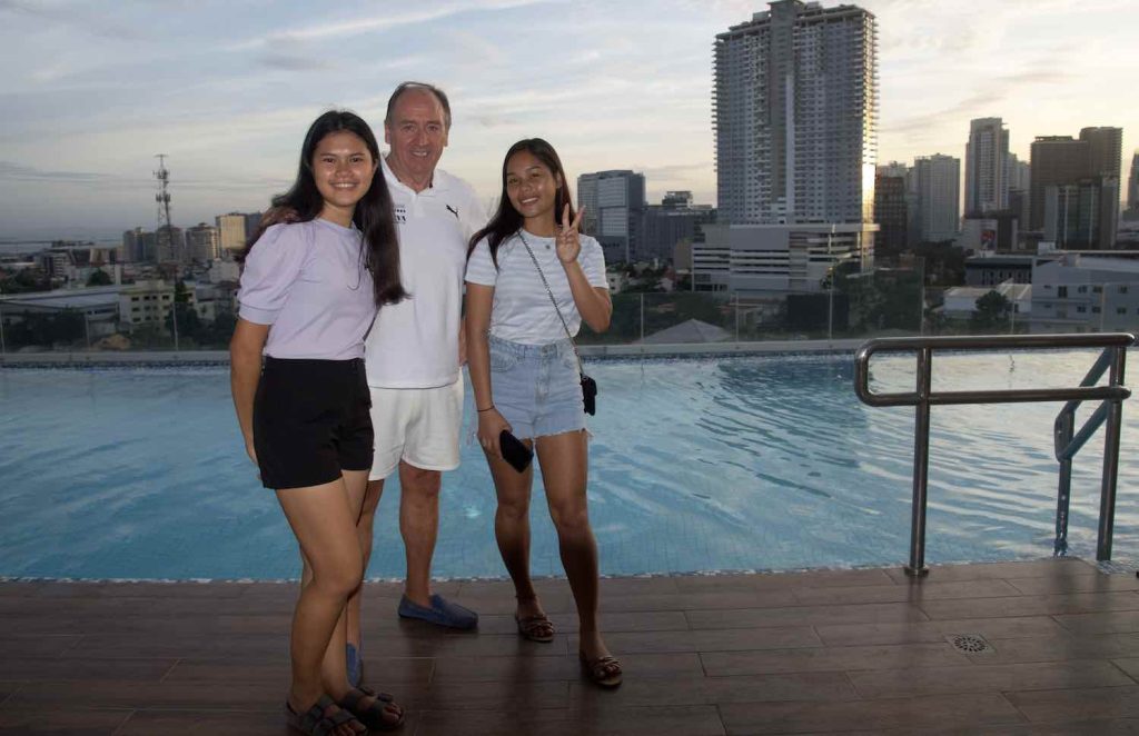 Med utsikt over Cebu City: F.v Cristel, Gudmund og Kristine. Jentene løper hekk.
