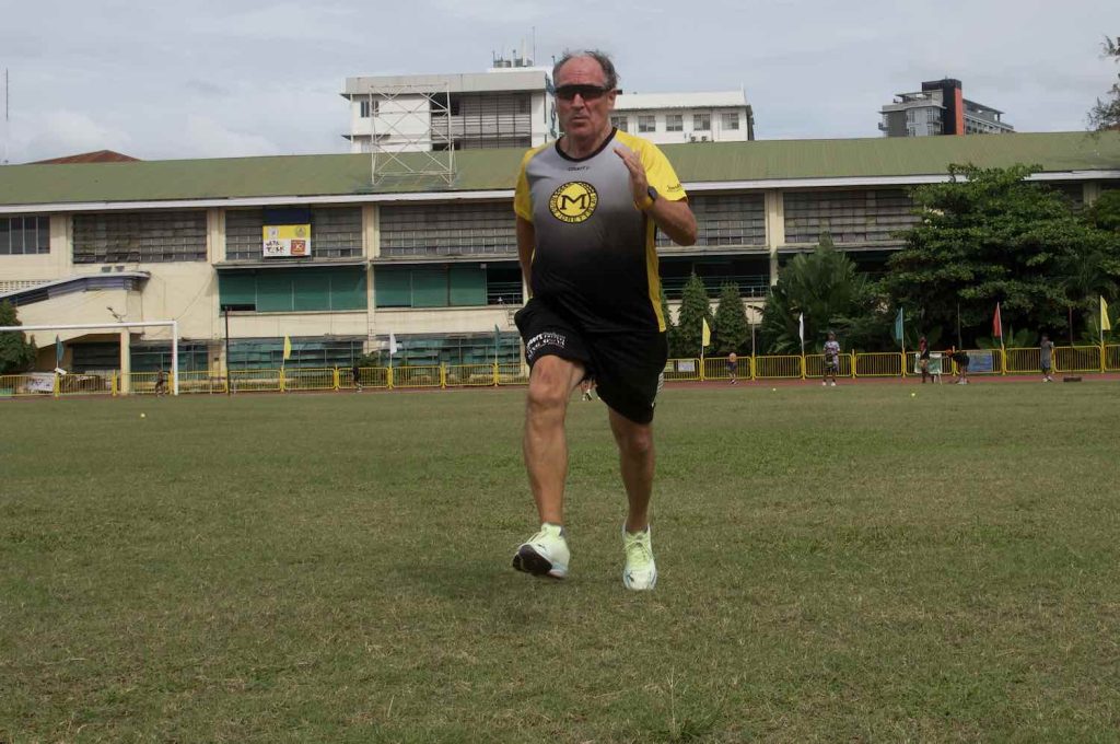 I FARTA på gresset på stadion i Cebu City. Gudmund på treningsleir i to måneder.