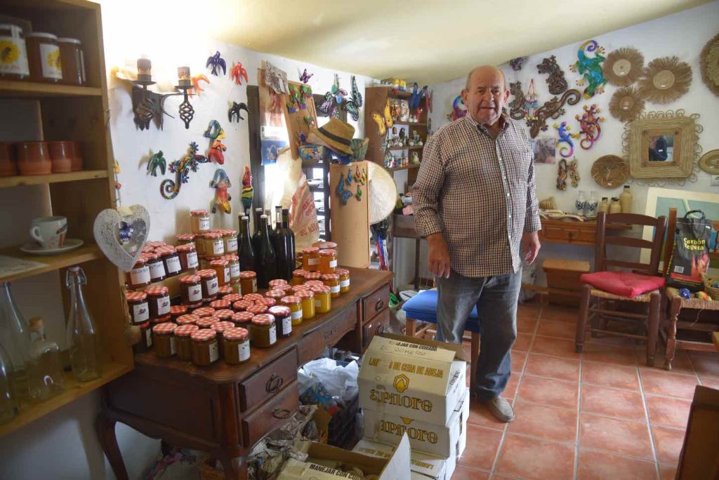 Antonio «El Zumbo» Garcia har også en liten butikk med lokale matvarer.