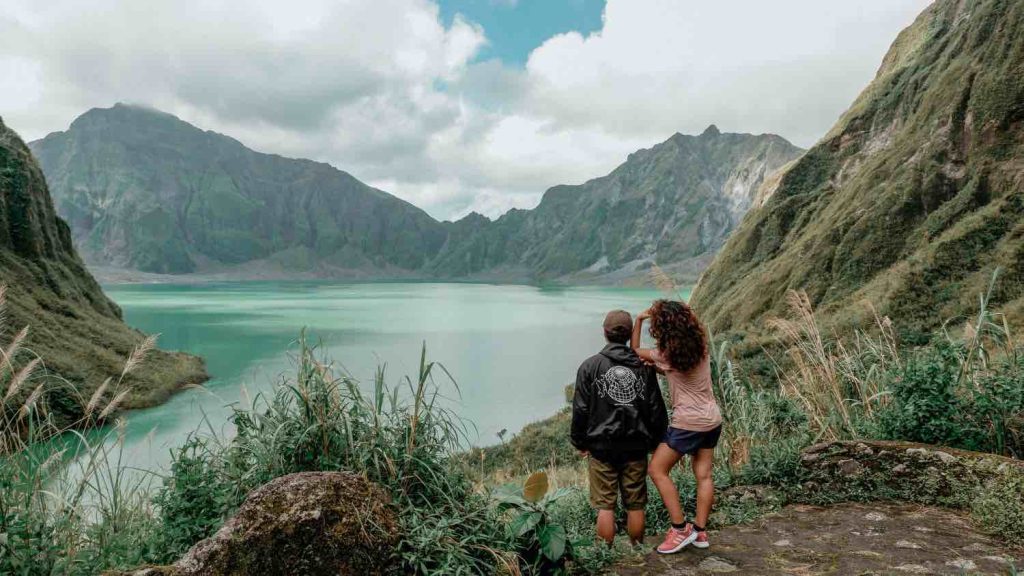 Magisk utsikt til en turkise kratersjo i Pinatubo.