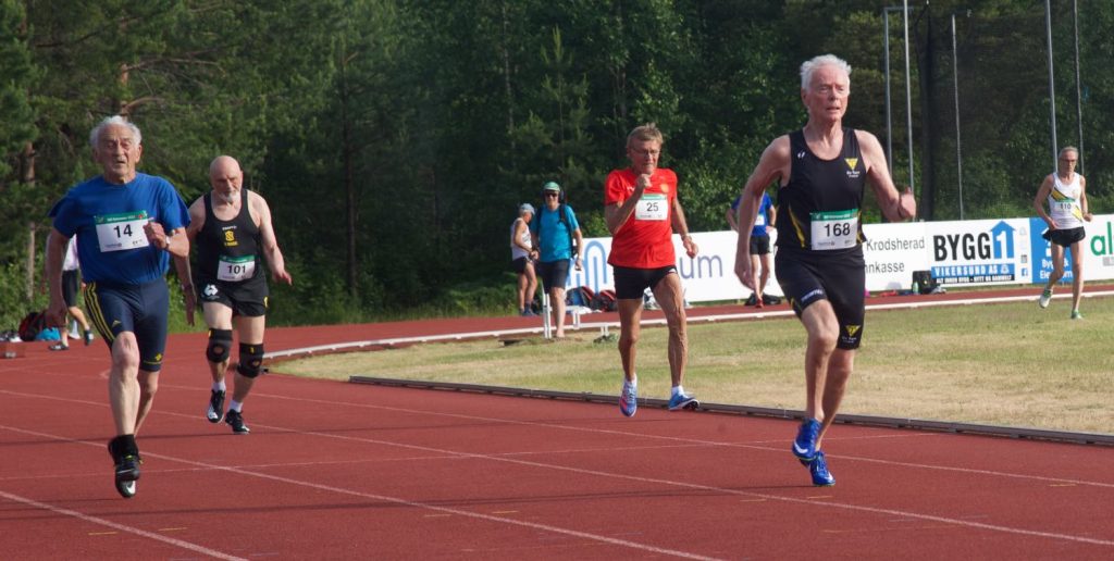 Duellen avgjøres: Kjell Oddvar tar ledelsen og vinner sprinten.