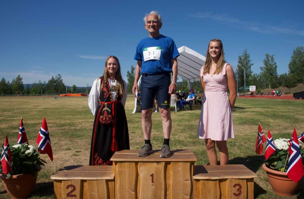 Jostein Haraldseid, verdensmester og norsk mester på 200m. Fikk premie av Susanne t.v. og Anna Birgitte.