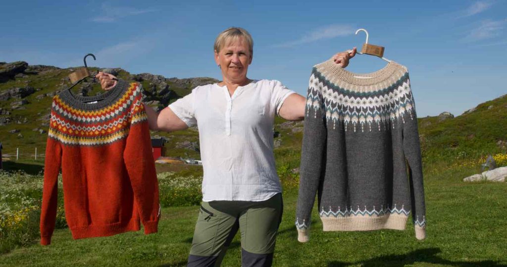 Ved siden av utleie driver Bente Hargaut med strikking av slike gensere.