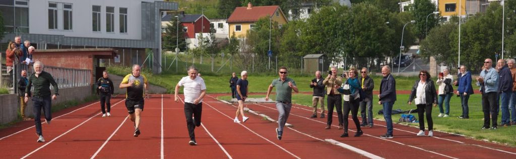 Hammerfest: Stort oppmøte på stadion og Jorden rundt-start i verdens nordligste by.
