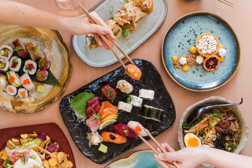 Sushi og Ramen er japansk mat vi ofte nyter.