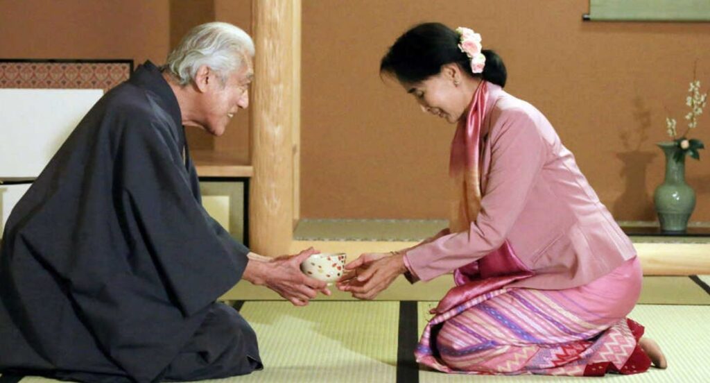 Her ser vi Aung San Suu Kyi får en bolle grønn te under en seremoni i Kyoto.