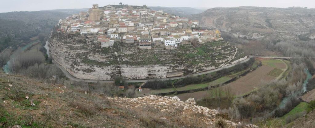 Den lille byen Alcalà del Jucar, den ligger der og venter på besøk.
