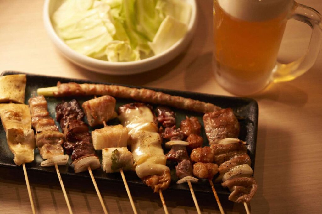 YAKITORI: Saftig svinekjøtt servert med kål.