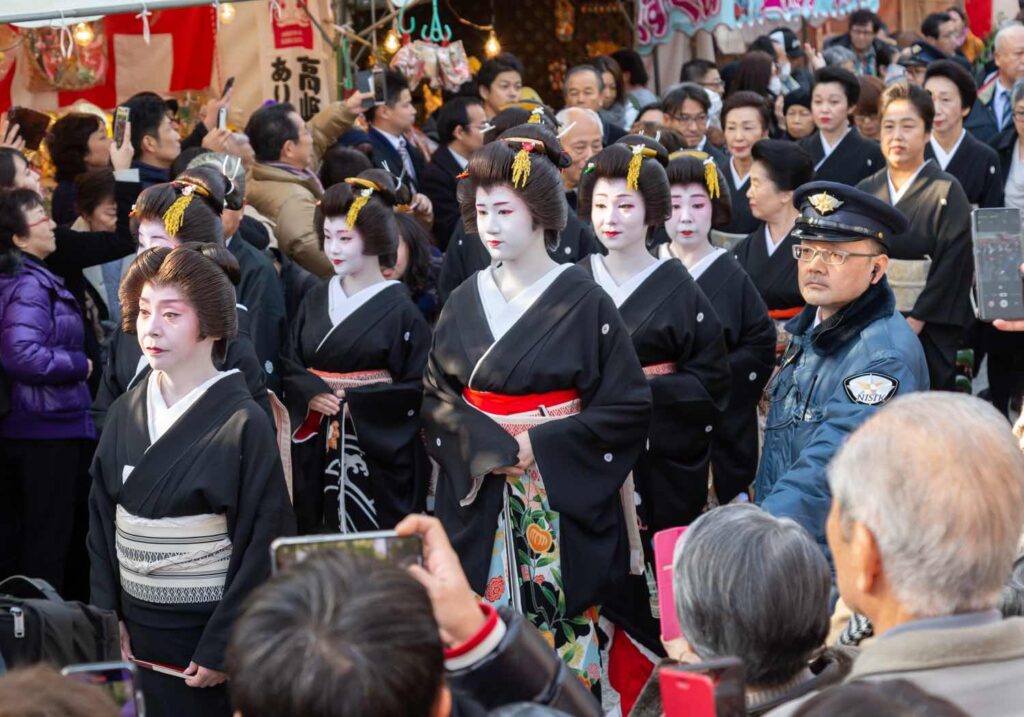 GEISHA: Hvert år er det en stor parade med Geisha som populært innslag.