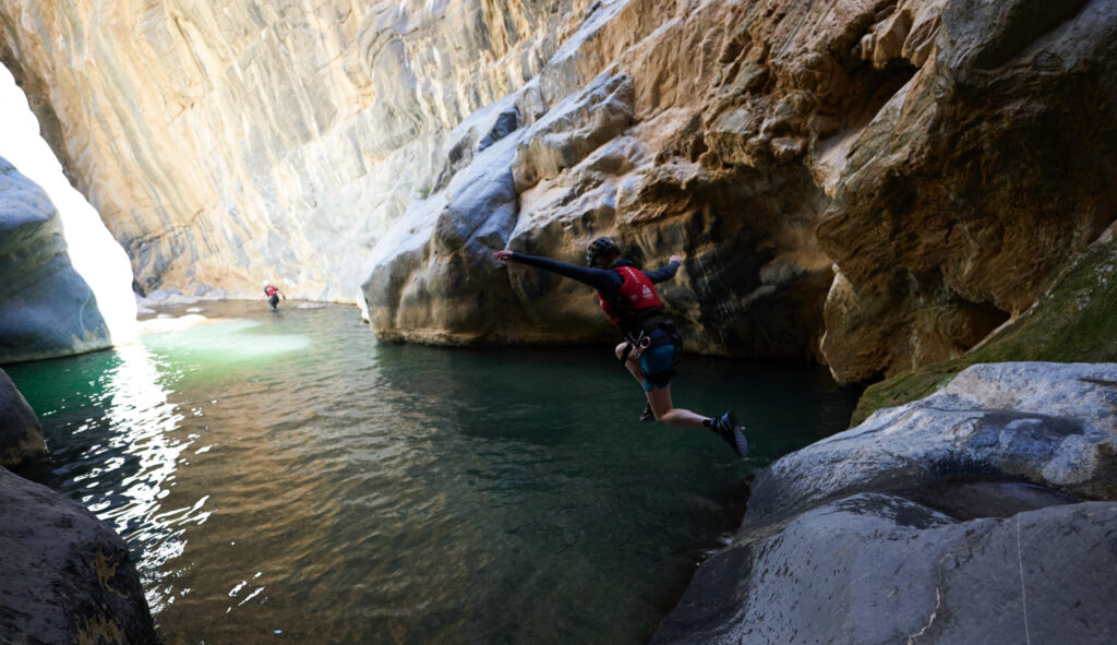 Organiserte turer i fjellheimen i Oman inkluderer vann - såkalte wadi.