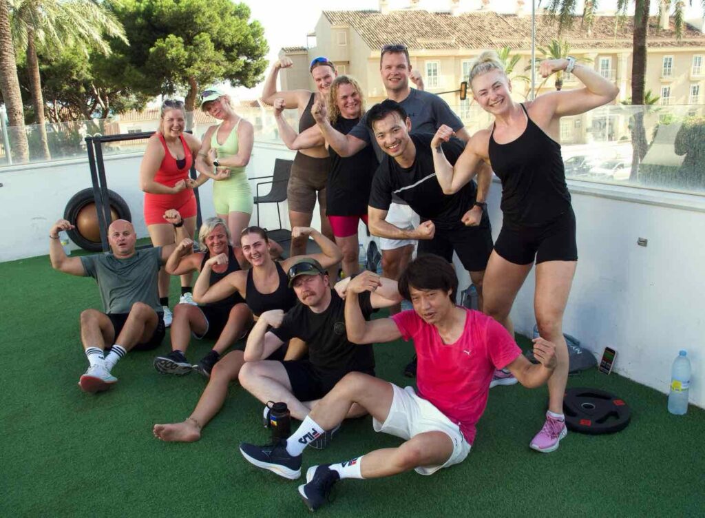 VISER MUSKLER:  Susanne Jensen t.h på terrassen til Epic Gym i Benalmadena Costa.