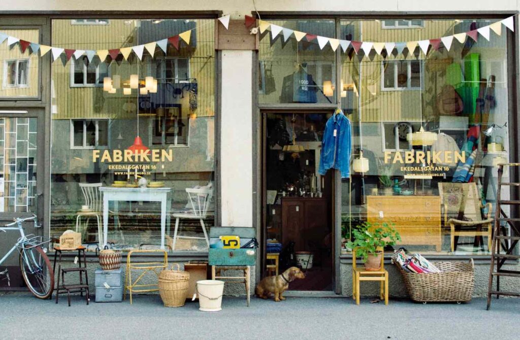 Fra gamle skolekart til skinnsofa hos Fabriken.